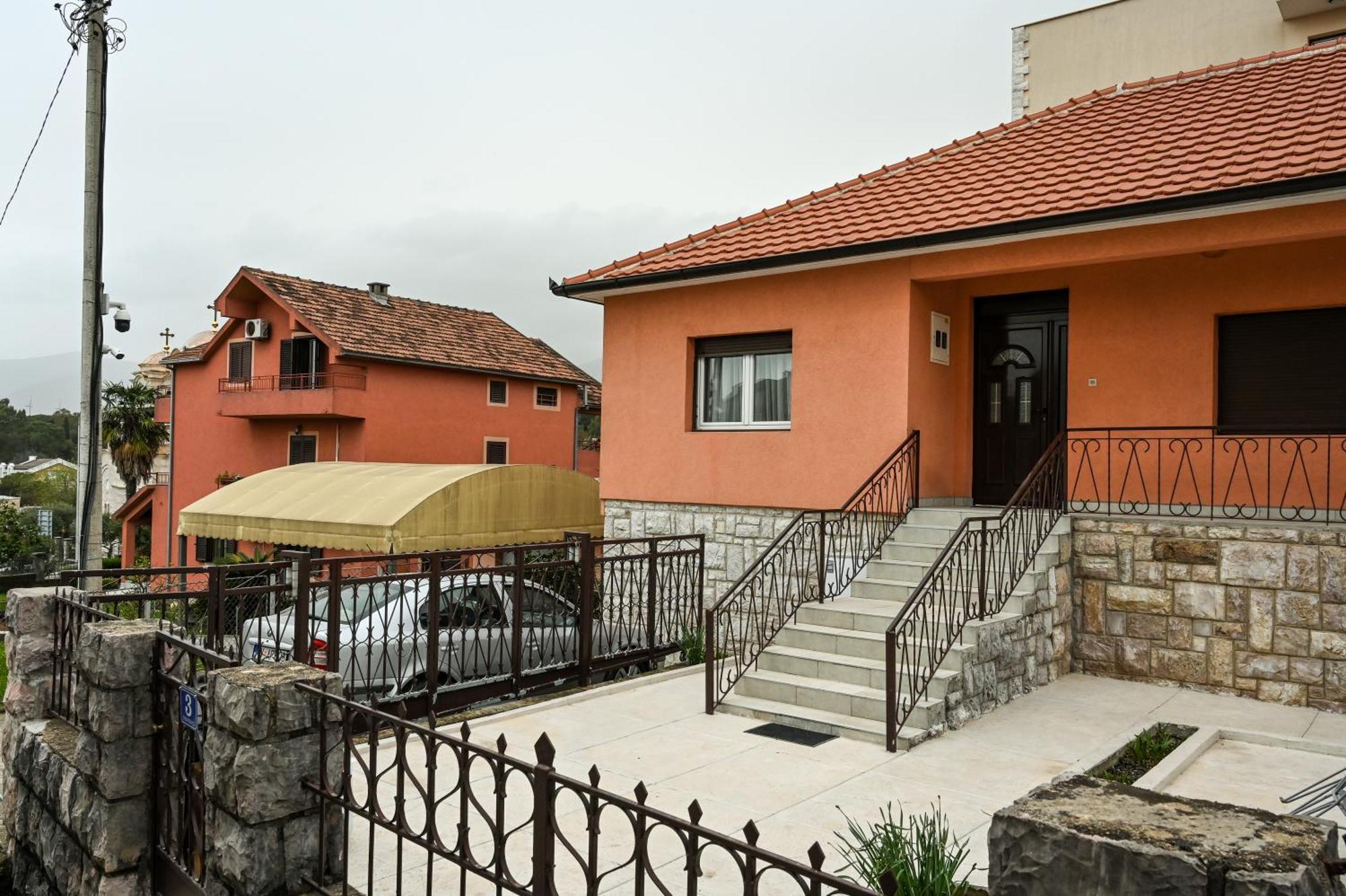 Porto Azzurro Apartments Тиват Екстер'єр фото